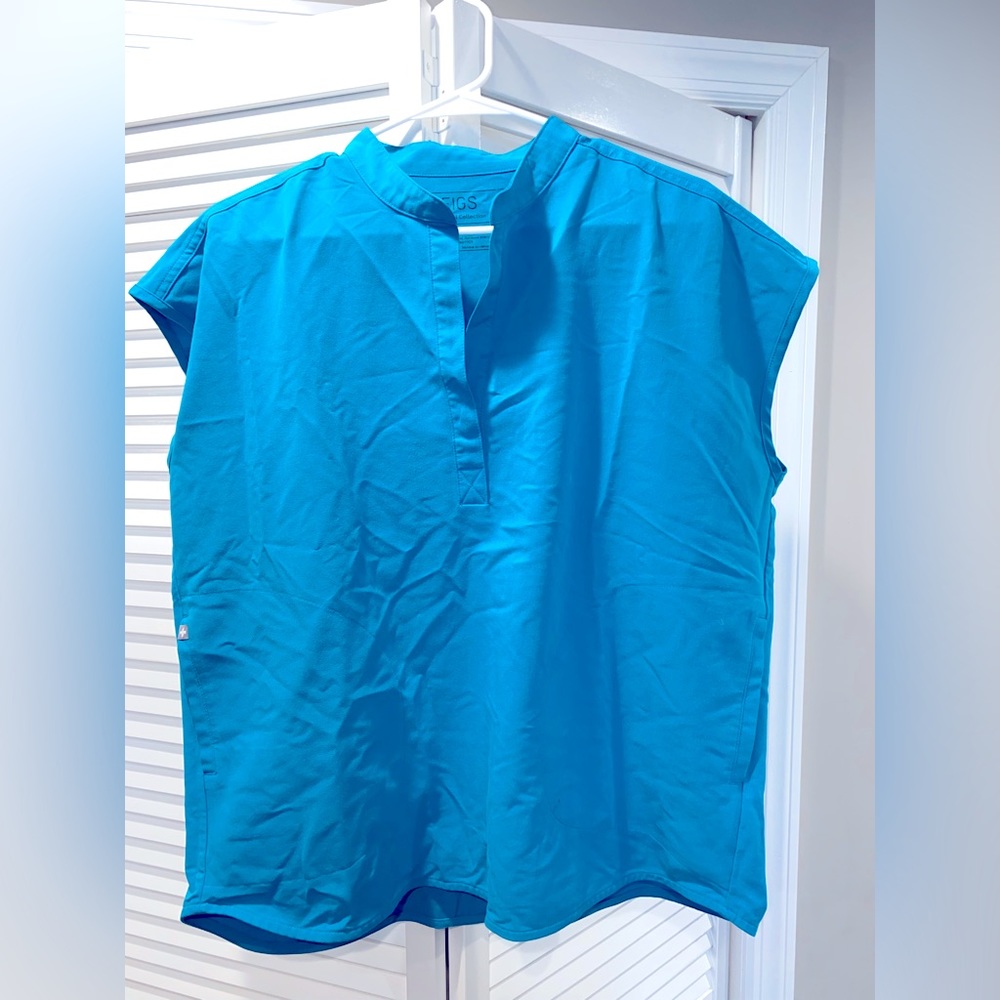 FIGS LIMITED EDITION TEAL. SIZE M. RAFAELA OVERSIZED SCRUB TOP. GENLTY WORN
